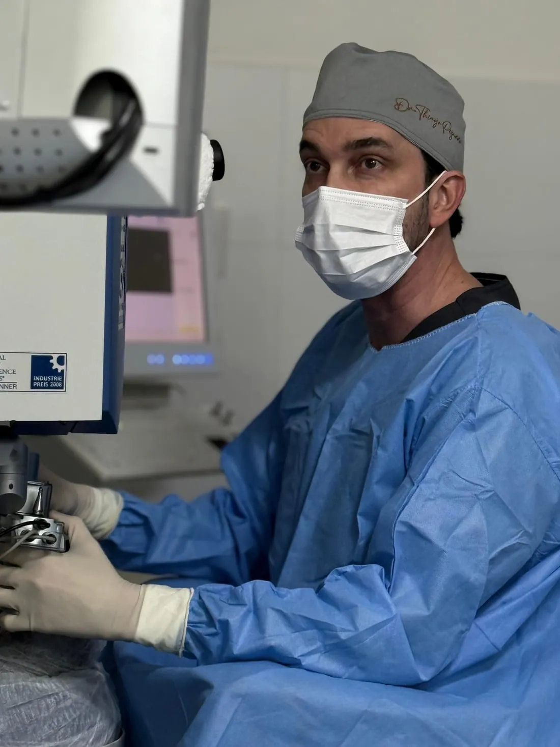 Dr. Thiago Pizarro durante a cirurgia refrativa a laser