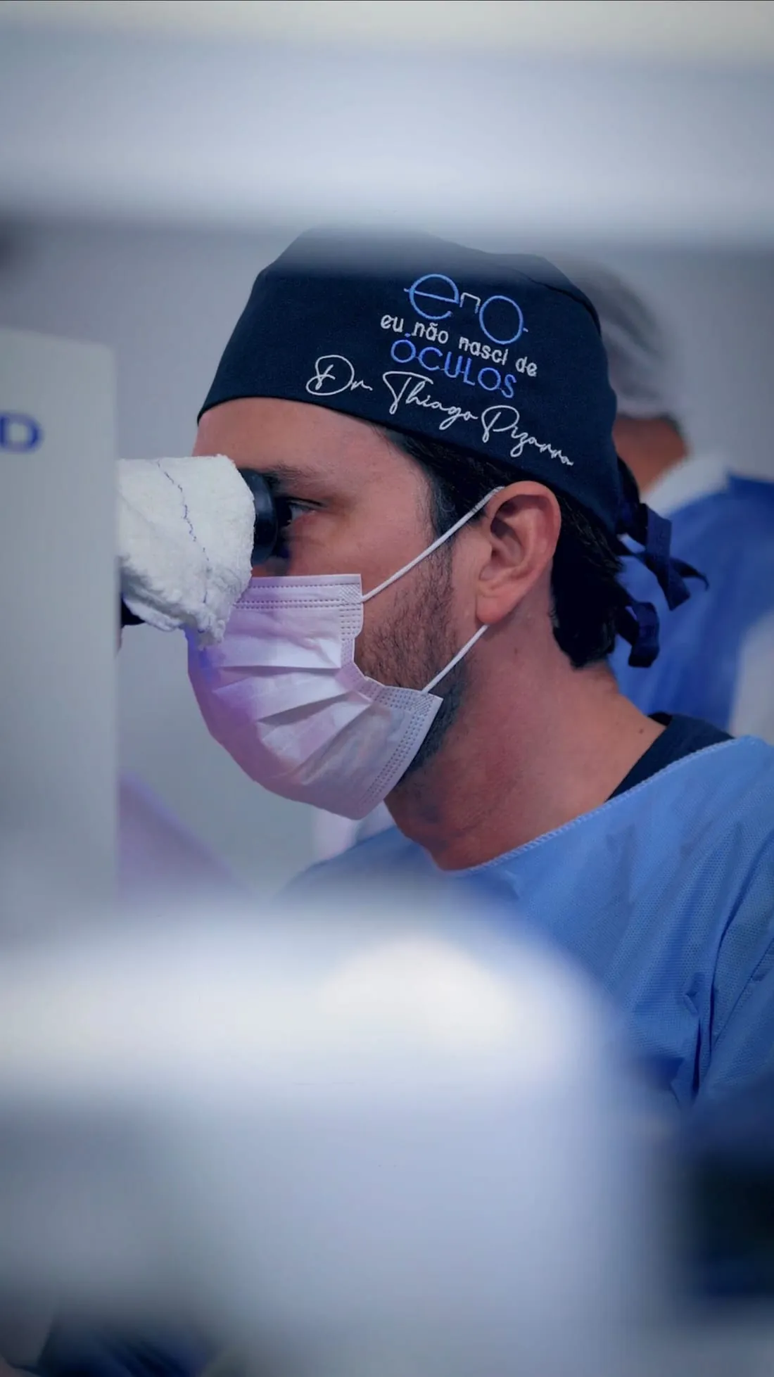 Dr. Thiago Pizarro no centro cirúrgico da ENNO